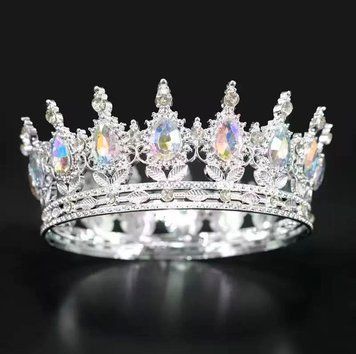 Корона пластмасова з піками срібло з білим камінням. Розмір 12,5см*5,5см 16591 фото
