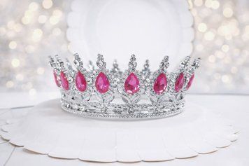 Корона пластмассовая с пиками серебро с розовыми камнями. Размер 12,5см*5,5см 16592 фото