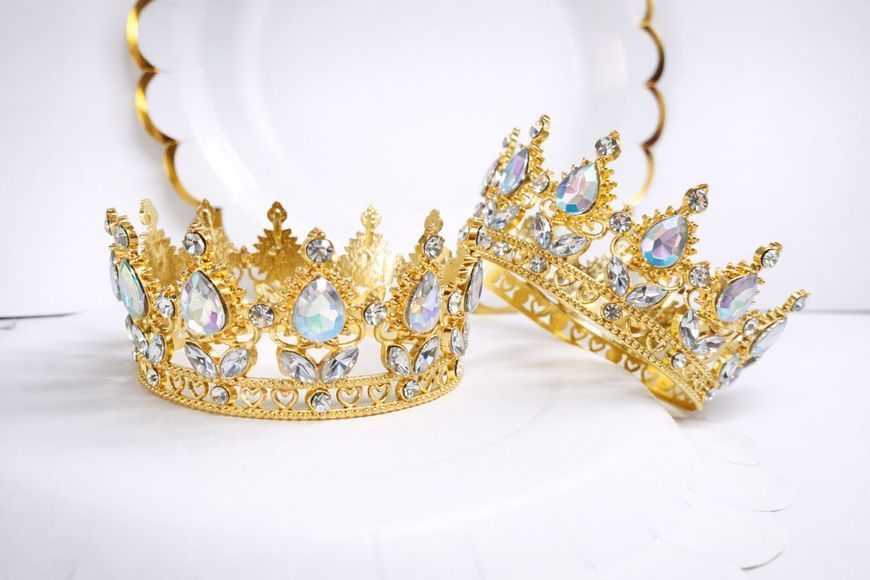Корона металева з піками золото з білим камінням. Розмір 8см*4,5см 16600 фото