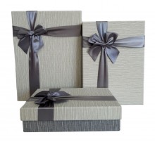 Коробка подарункова картон Світло сірого кольору з темним бантом (набор 3 шт.) L велика