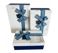 Коробка подарункова картон Світла з темно блакитним бантом (набор 3 шт.) M середня